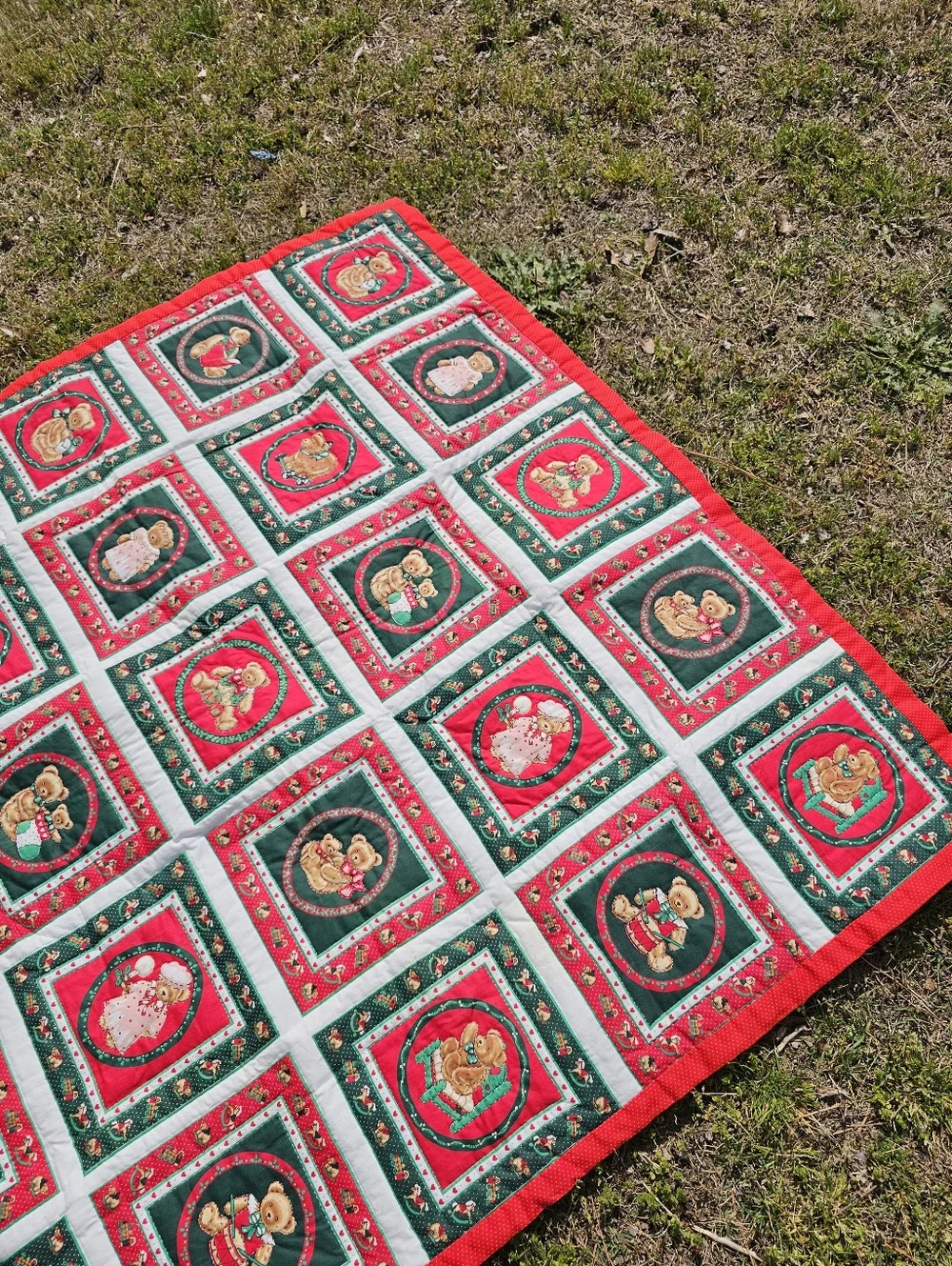 Christmas Teddy Bear Quilt Baby Id Red Green White Handmade Machine Quilted Flaw